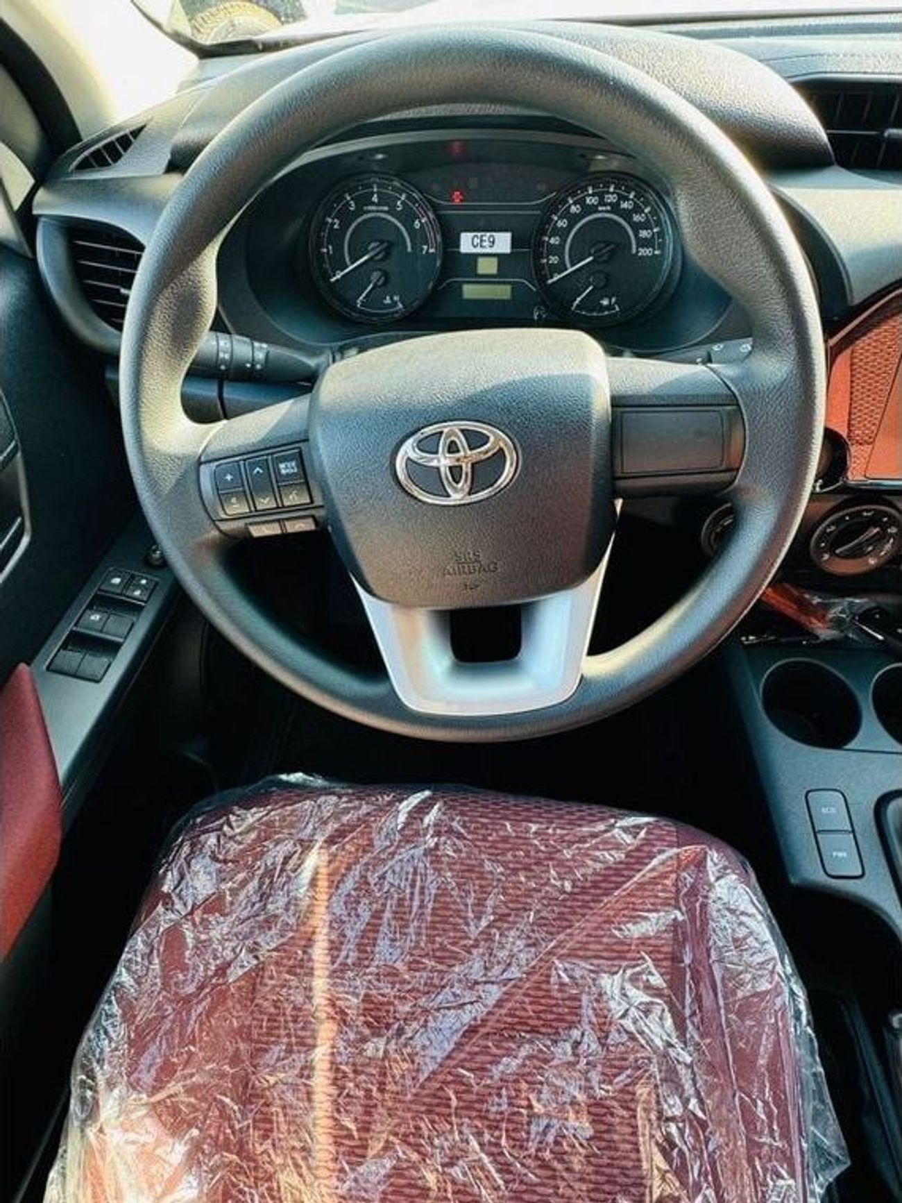 Toyota Hilux TOYOTA HILUX 2.7L PETROL BASIC OPTION WHITE 2025