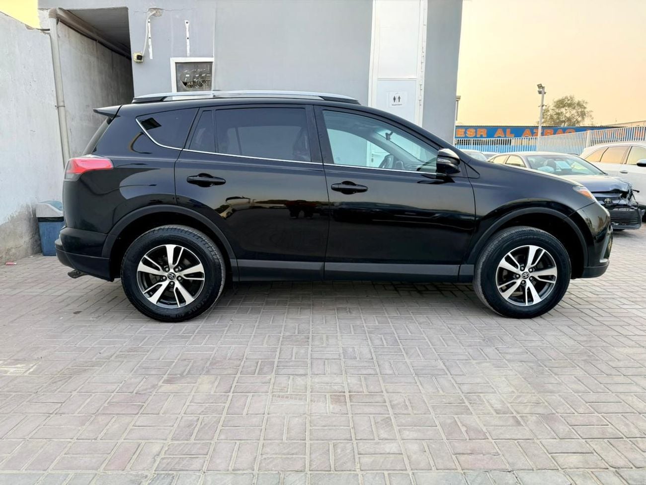 Toyota RAV4 2018 Toyota Rav4 XLE  ADVENTURE 4x4 AWD Full Option