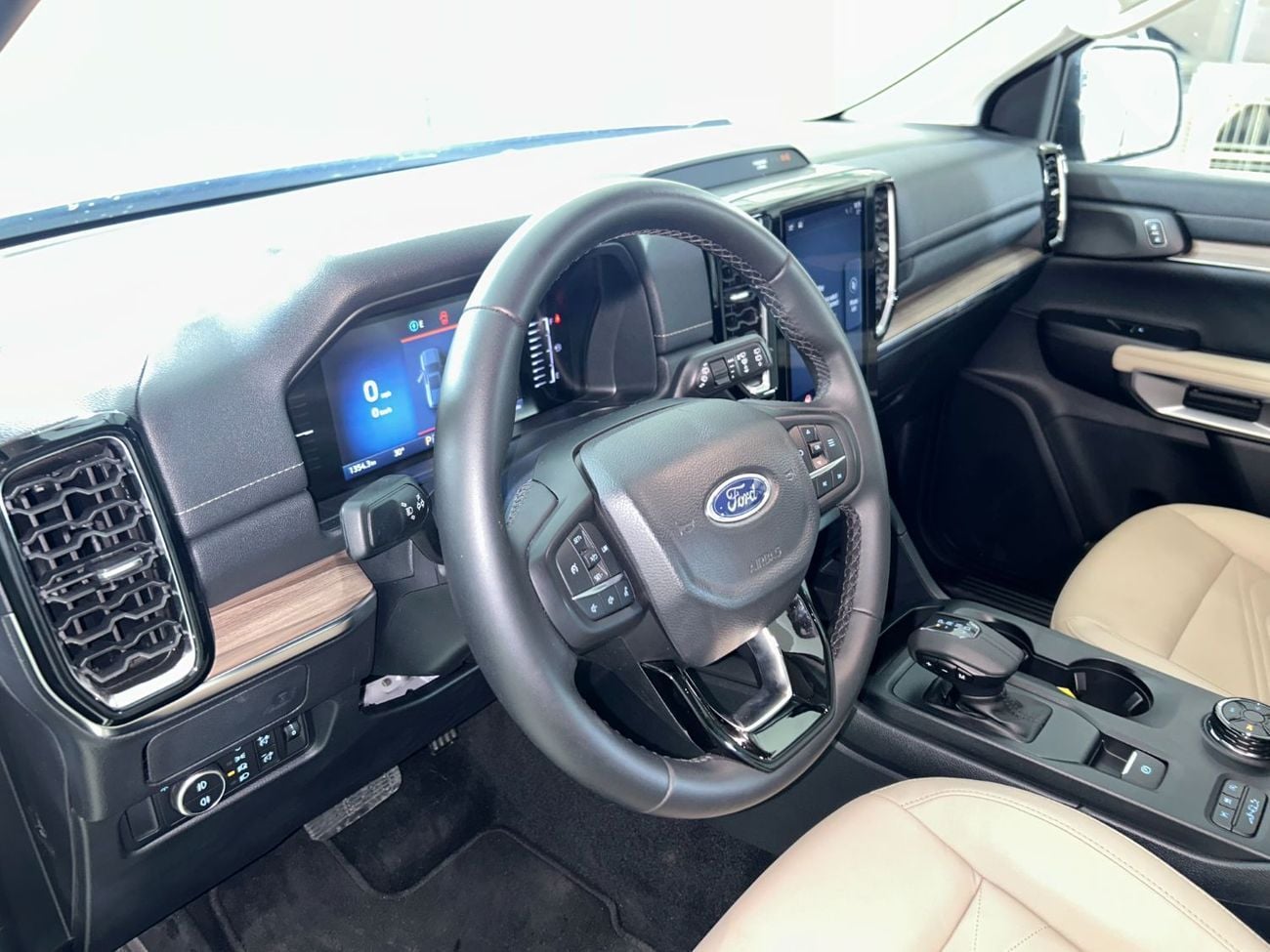 Ford Everest EVR424 XLT / FREE Insurance + Registration / AL TAYER MOTORS AL QOUZ SHOWROOM