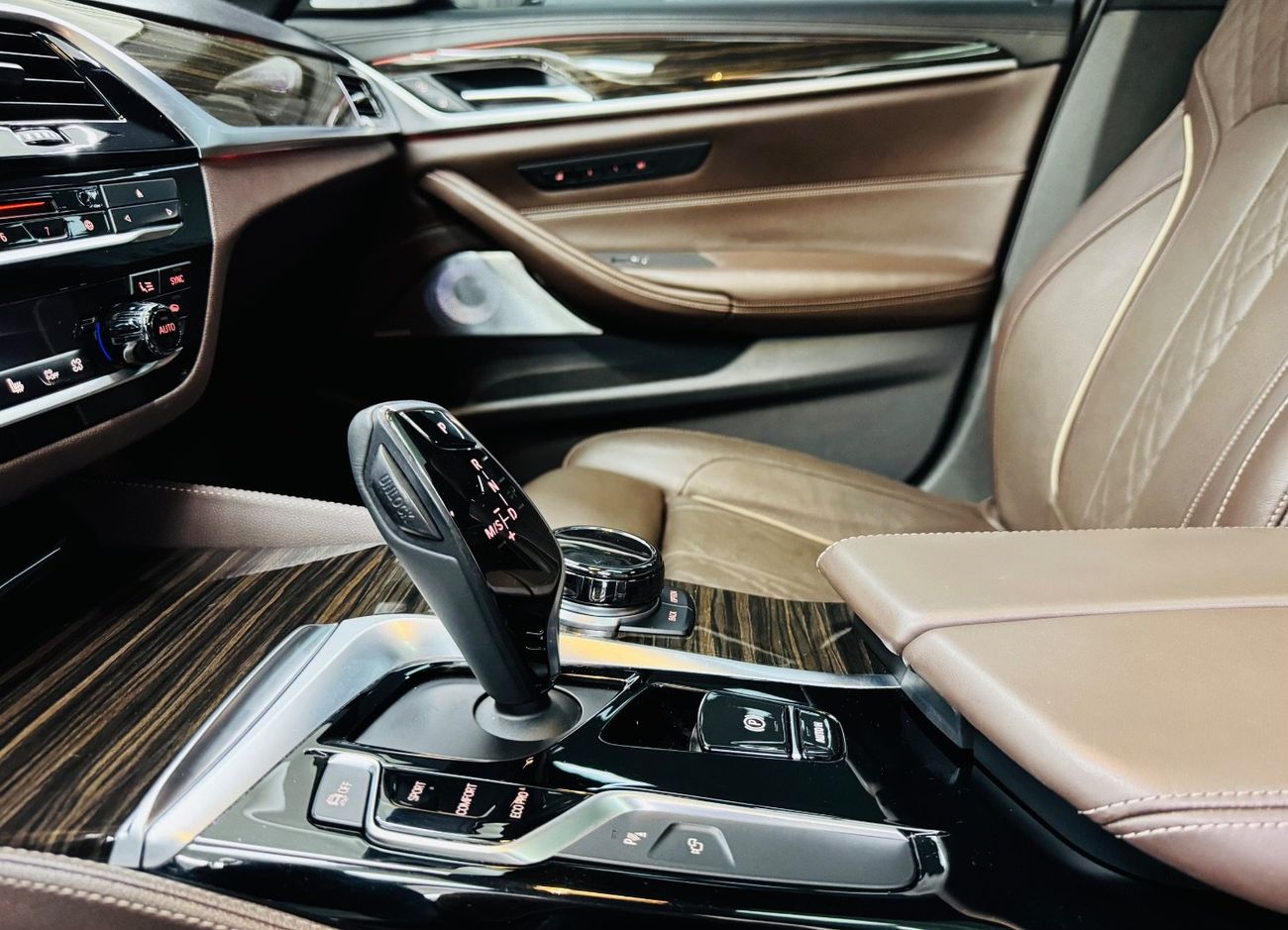 بي أم دبليو 530i Luxury M Sport Package 2.0L