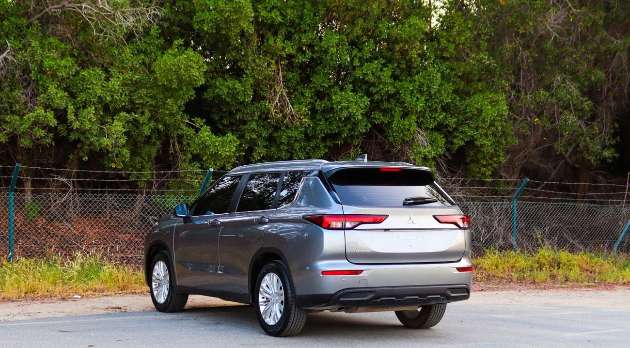 Mitsubishi Outlander GLX Basic 2.4L (5 Seater) ميتسوبيشي أوتلاندر 2023 خليجي GLS  2.4L (5 Seater) بحالة ممتازة