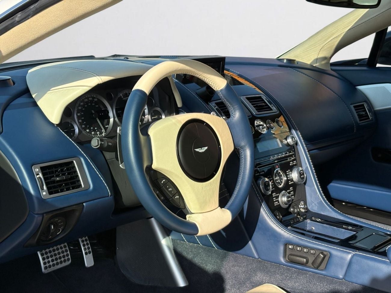 Aston Martin Vantage ASTON MARTIN VANTAGE S Cabriolet | 4.7L V8 | 2014 | GCC SPECS