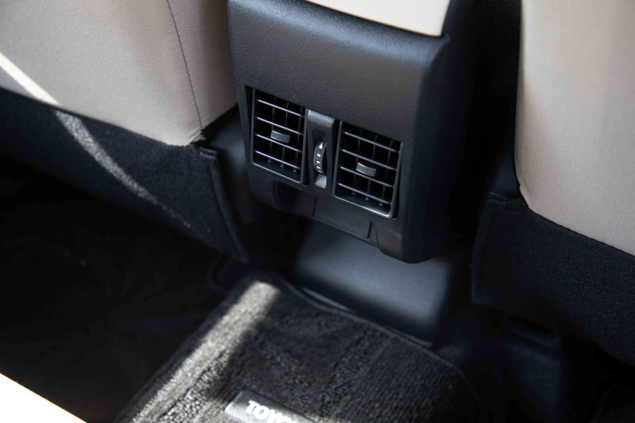 تويوتا يارس 2024 Toyota Yaris E 1.5 - White Inside Dark Brown | Export Only