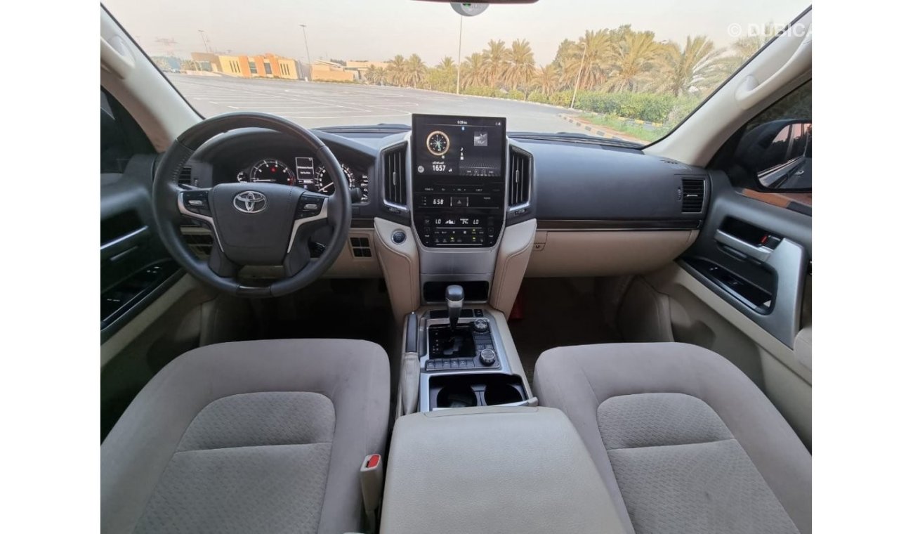 Toyota Land Cruiser Land Cruiser VXR 5.7 Sunroof Velvet Chairs 2019 GCC under warranty