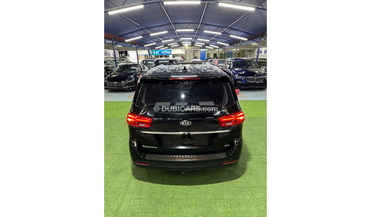 Kia Sedona Car is very good and clean Canada 3.3 engine 2019 fool