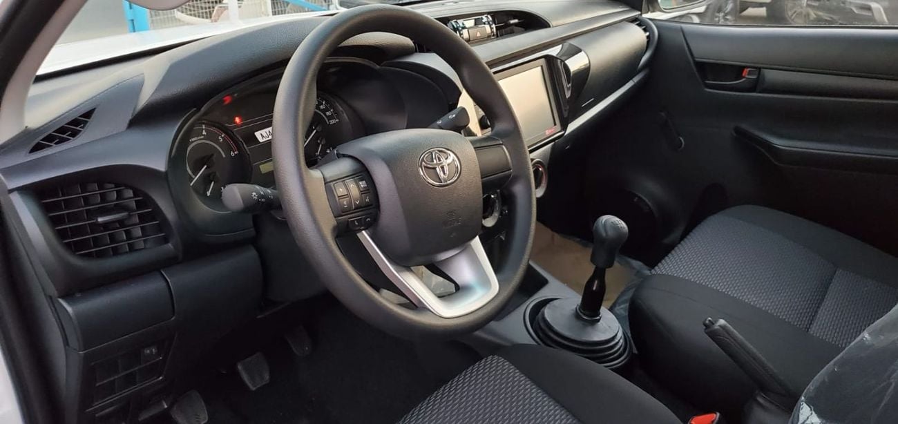 تويوتا هيلوكس double cabin 2.4 Diesel ,,,4X4,,, white color Black interior 2026 Basic option
