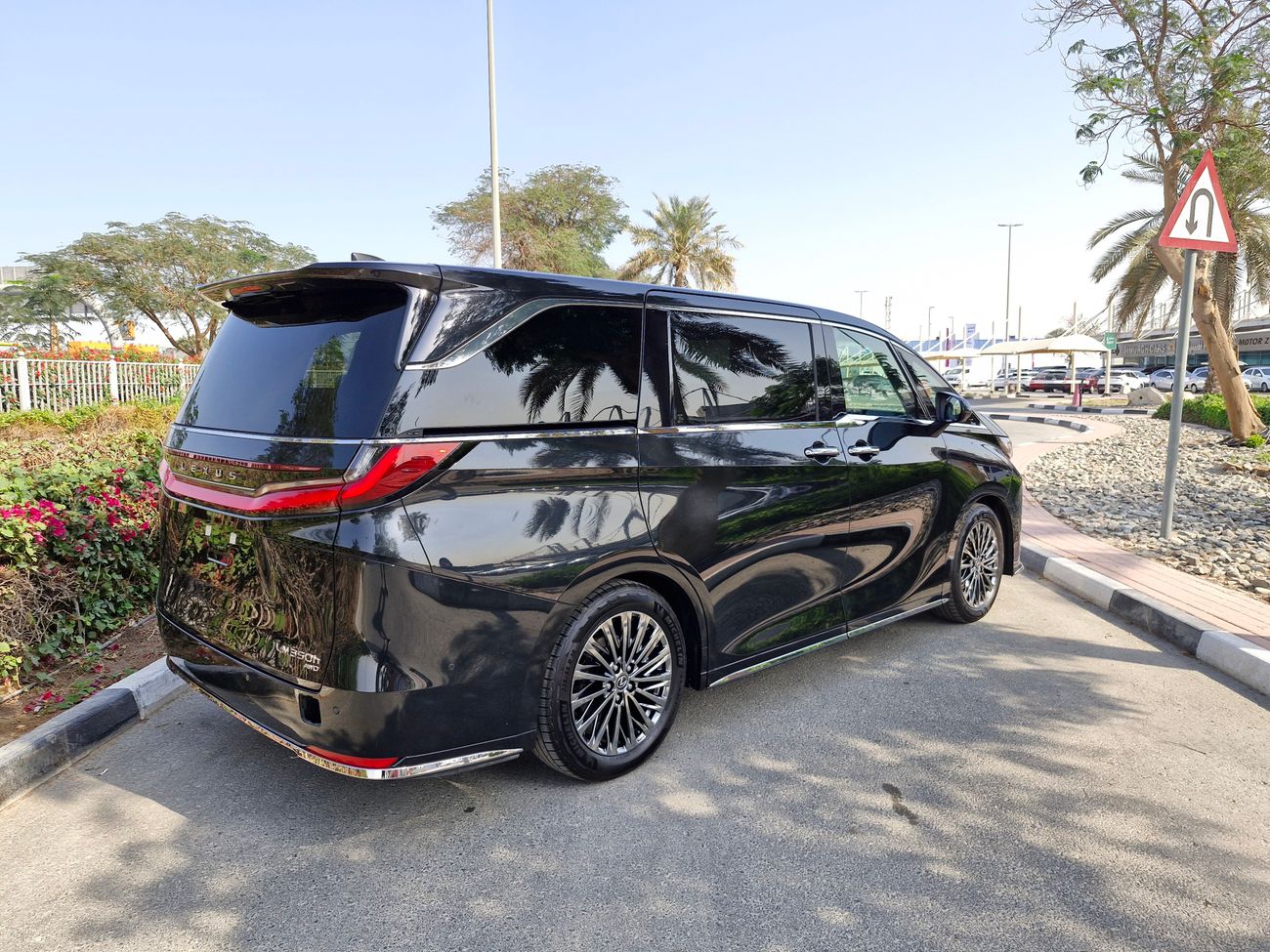 لكزس LM 350h AWD ULTRA LUXURY BRAND NEW 0KM