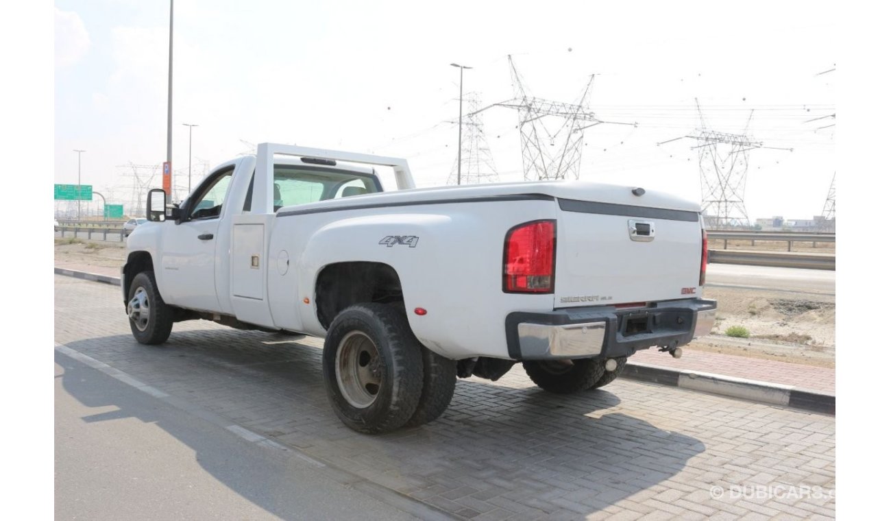 Chevrolet Silverado CHEVROLET SILVERADO 3500 HD GCC 4X4 PICKUP TRUCK 2011