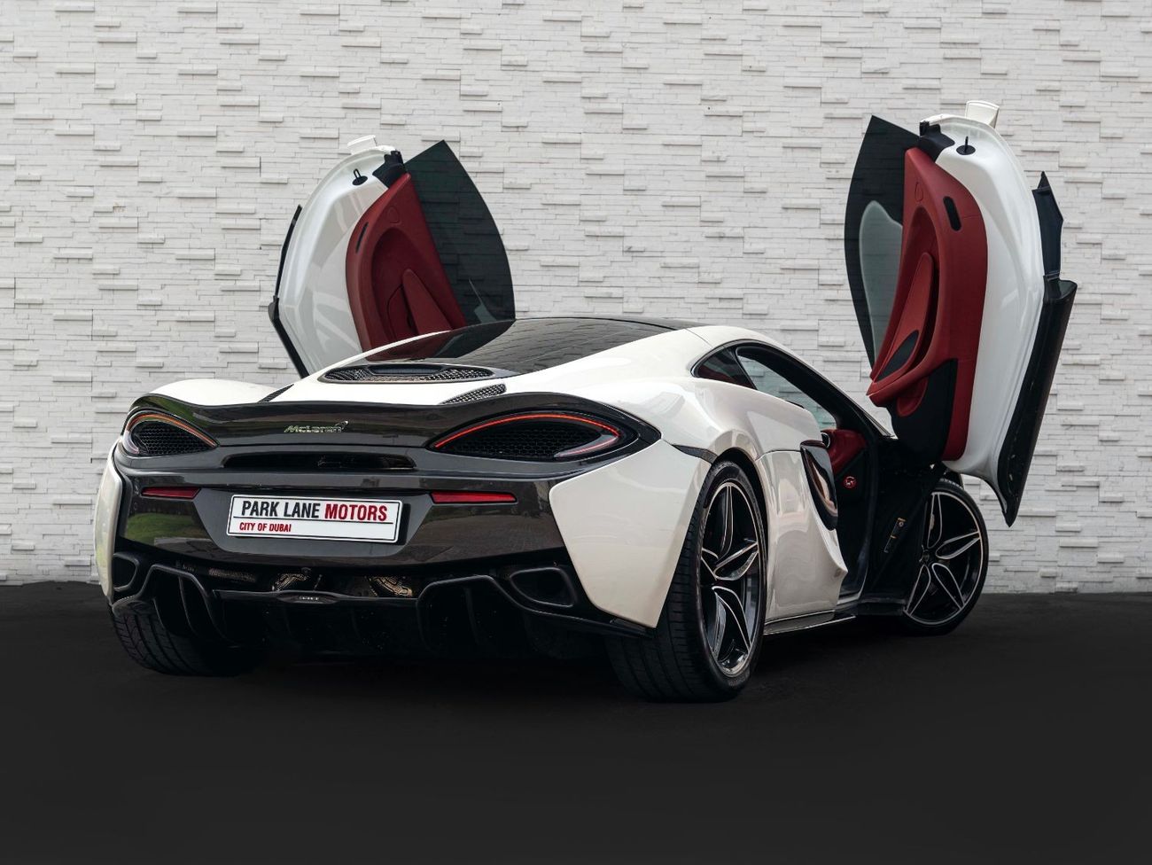 McLaren 570GT AED 13,933 PM • 570 GT CARBON FIBER • ONLY 51,000 KMS • 3.8L TURBOCHARGED V8