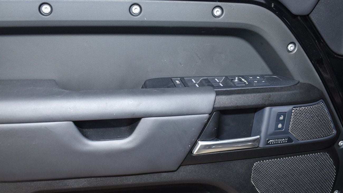 Land Rover Defender DEFENDER 110 V8 CANADIAN SPECS LOW MILEAGE