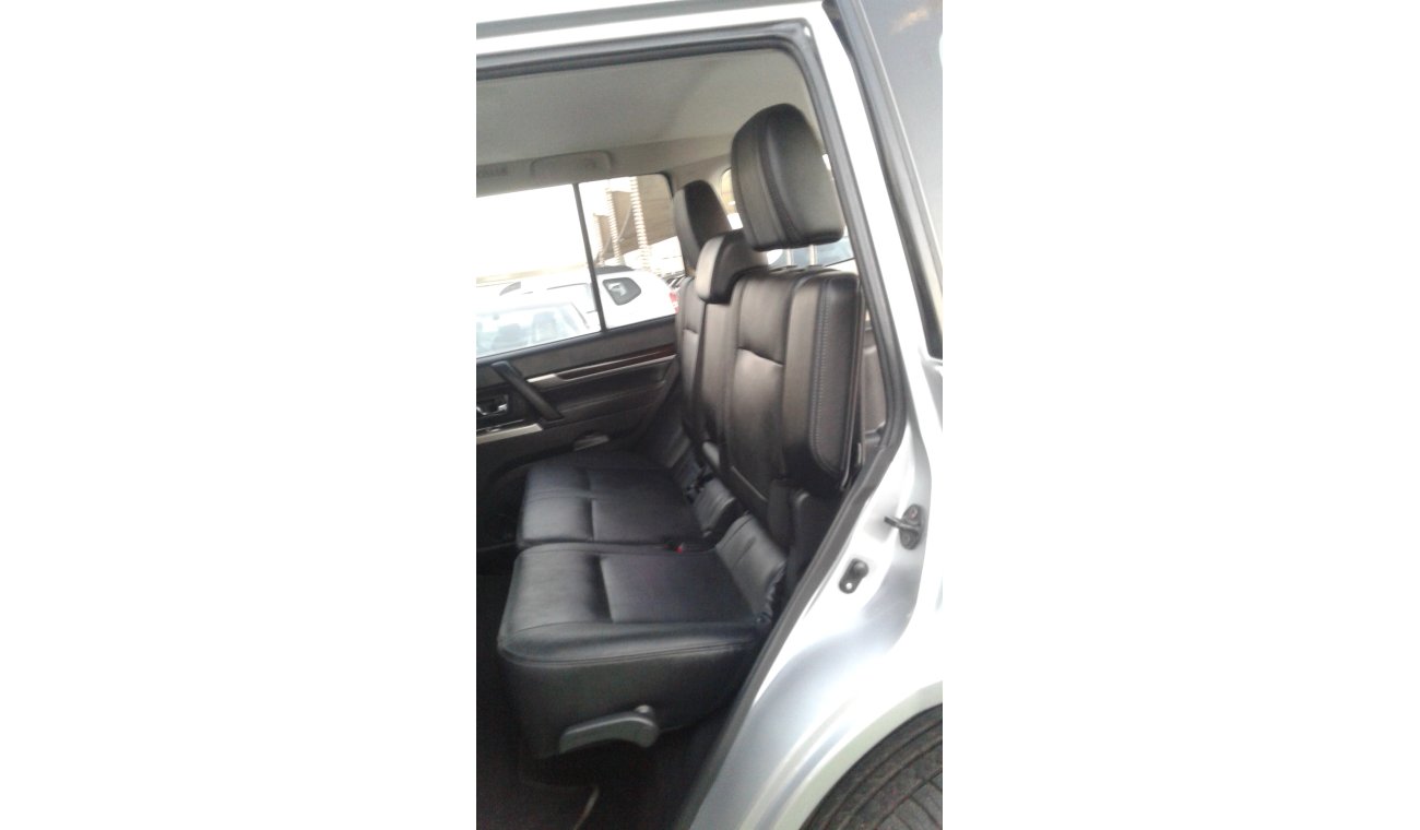 Mitsubishi Pajero MITSUPISH PAJERO 2016 SILVER V6 GCC PANORAMA NO PIANT NO ACCIDENT KHALIGE Full option