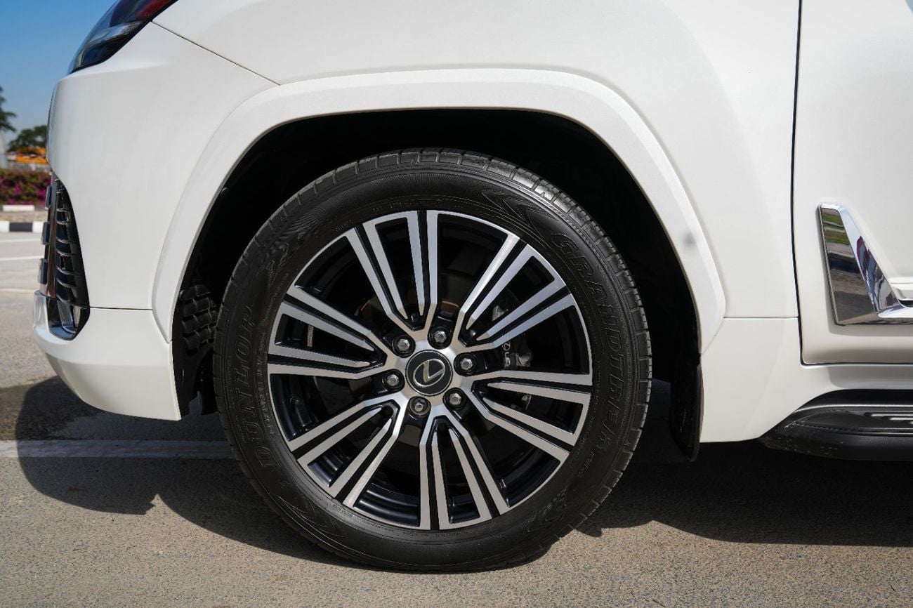 Lexus LX 600 SIGNATURE 2024!! LOW MILEAGE!! WARRANTY AND SERVICE CONTRACT FROM AL FUTTAIM