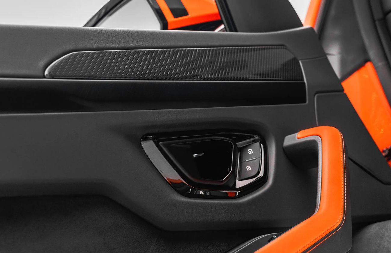 لامبورغيني اوروس 4.0L V8 Twin-Turbocharged Engine + eMotors