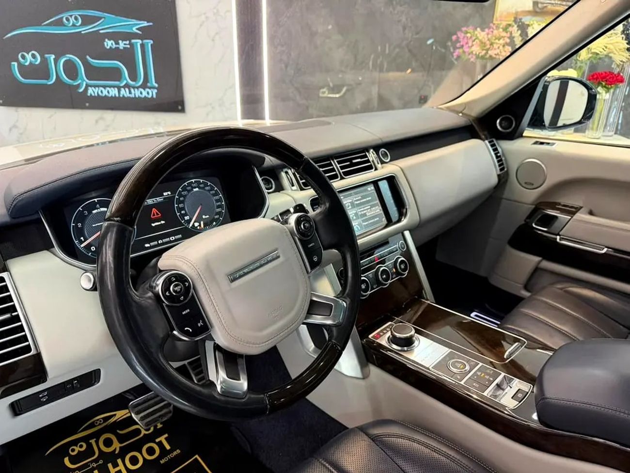 Land Rover Range Rover Supercharged 5.0L SUPERCHARGED VOGUE V8 || GCC II FULLY LOADED || AMAZING || VERY NEAT || LOW MILEAG