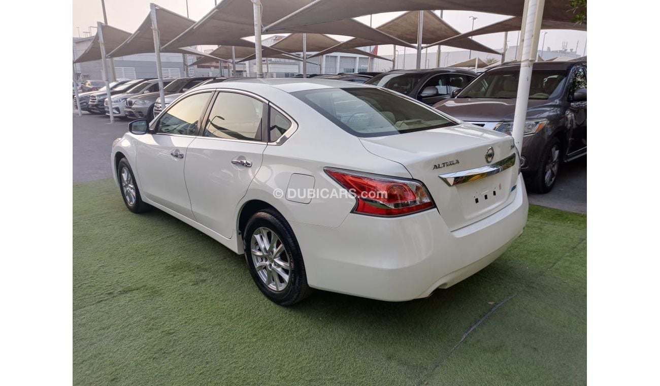 نيسان ألتيما خليجى موديل 2015 لون أبيض داخل بيج مثبت سرعة تحكم رنجات حساسات شاشة بحالة ممتازة لاتحتاج لأى مصاريف