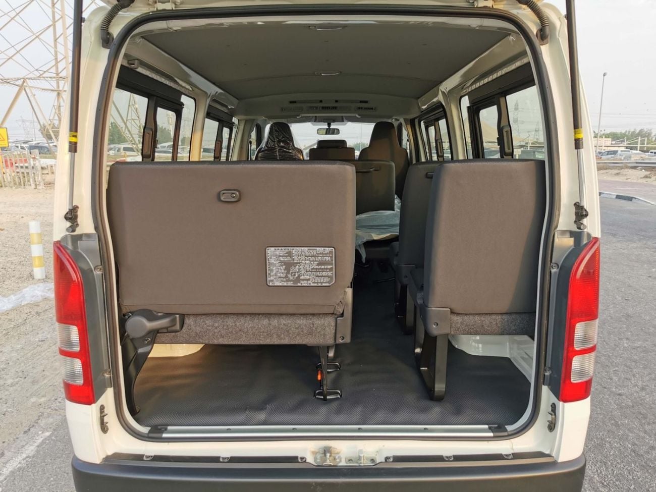 تويوتا هاياس STANDARD ROOF / M/T / 2.5L DIESEL / 15 SEATER / EXPORT ONLY ANGOLA (CODE # HD25ST15)