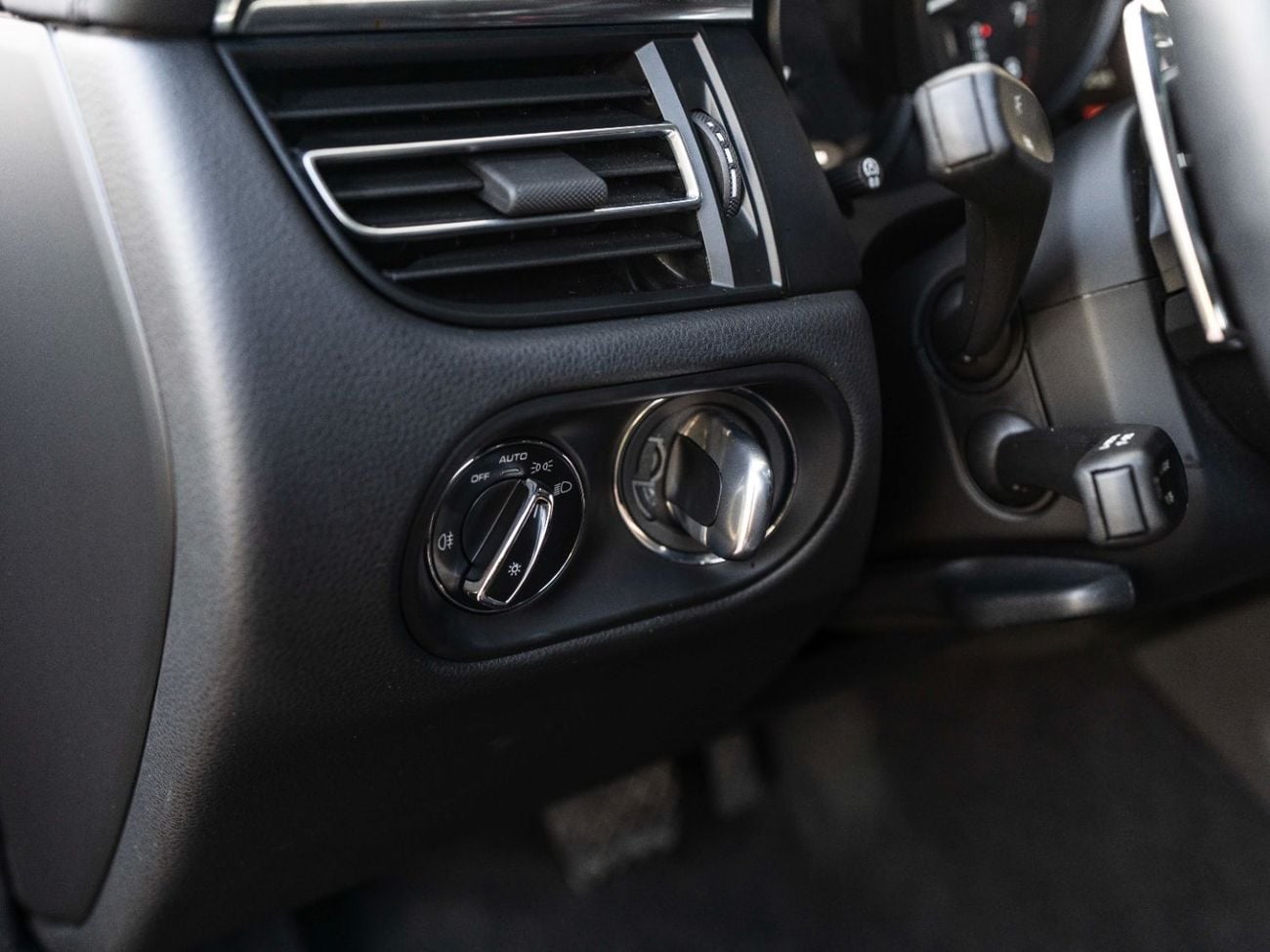 بورش ماكان Base