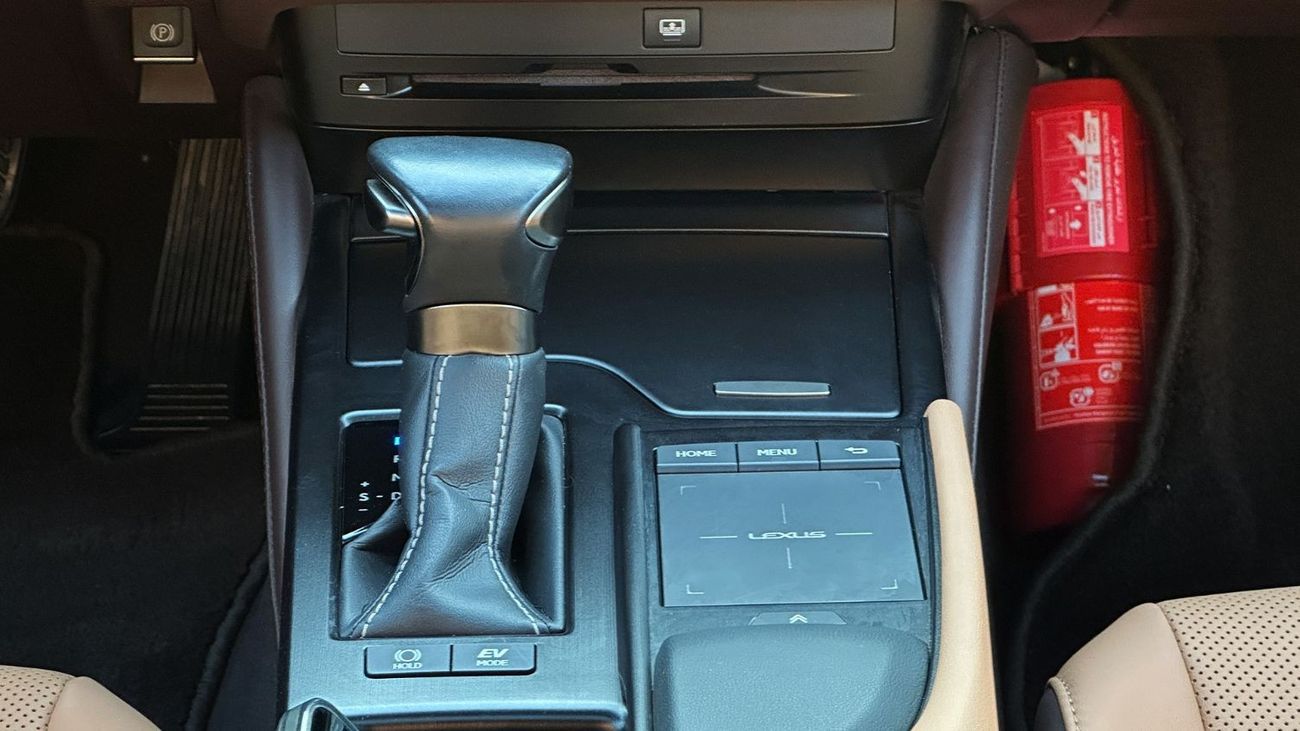 Lexus ES300h 2.5L Hybrid 4 Cylinders Full Service History 2021 GCC