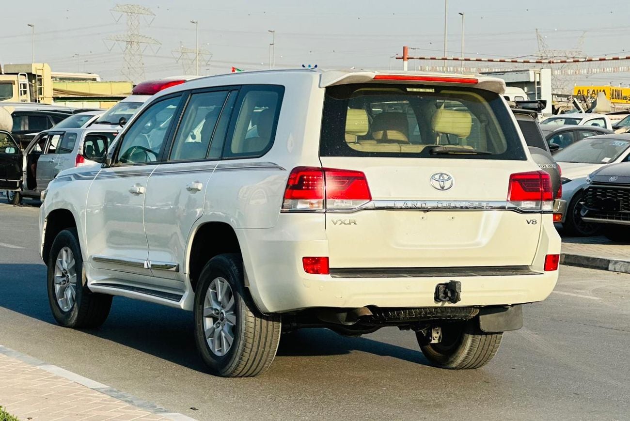 Toyota Land Cruiser VXR+ 5.7L