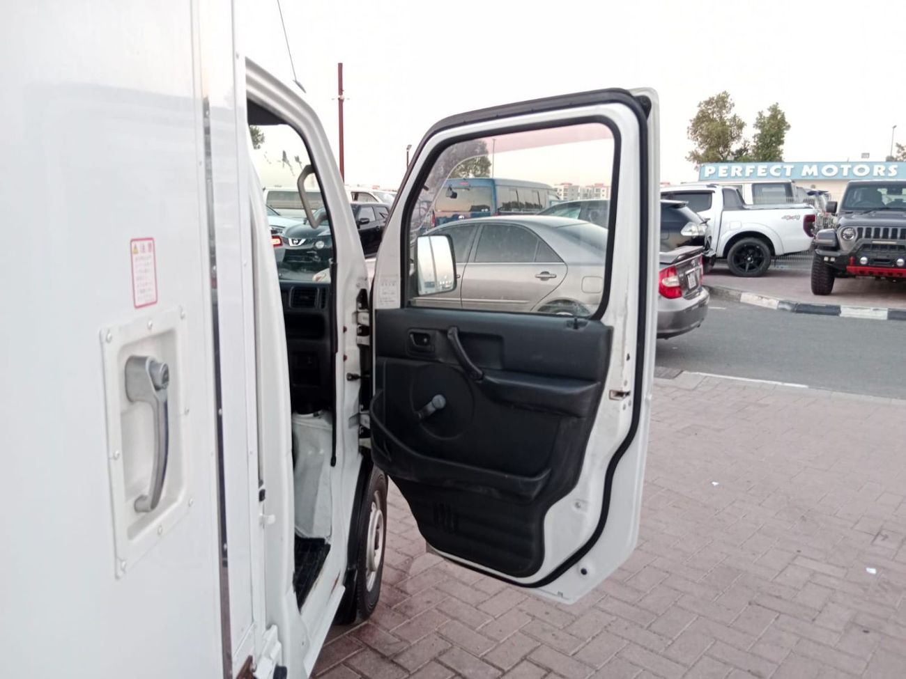 Suzuki Carry SUZUKI CARRY (FREEZER) RIGHT HAND DRIVE(PM43023)