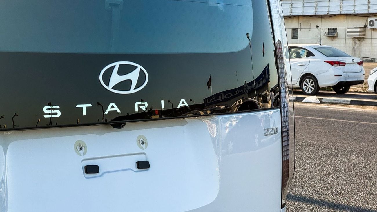 هيونداي ستاريا Luxury 2025 Brand New 11 Seater Diesel 2.2L Turbo 4 Cylinders GCC