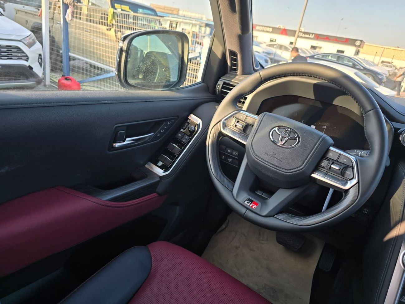 تويوتا لاند كروزر تويوتا لاندكروزر LC300 هجين فئة GR موديل 2026 – فل أوبشن – أبيض خارجي / جلد أحمر داخلي