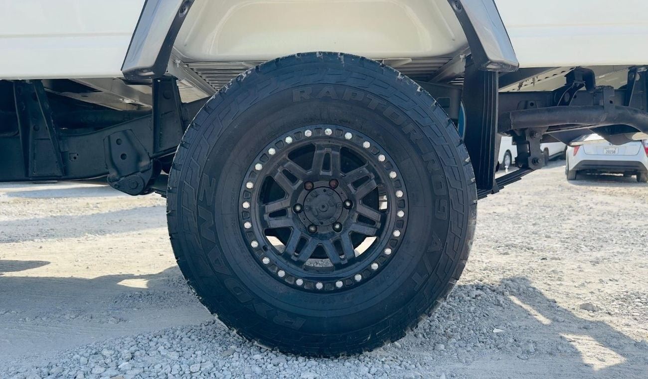 Toyota Land Cruiser Pick Up SINGLE CABIN | RHD | 1990 MODEL | 4.0L DIESEL ENGINE | MANUAL TRANSMISSION | JFT0241