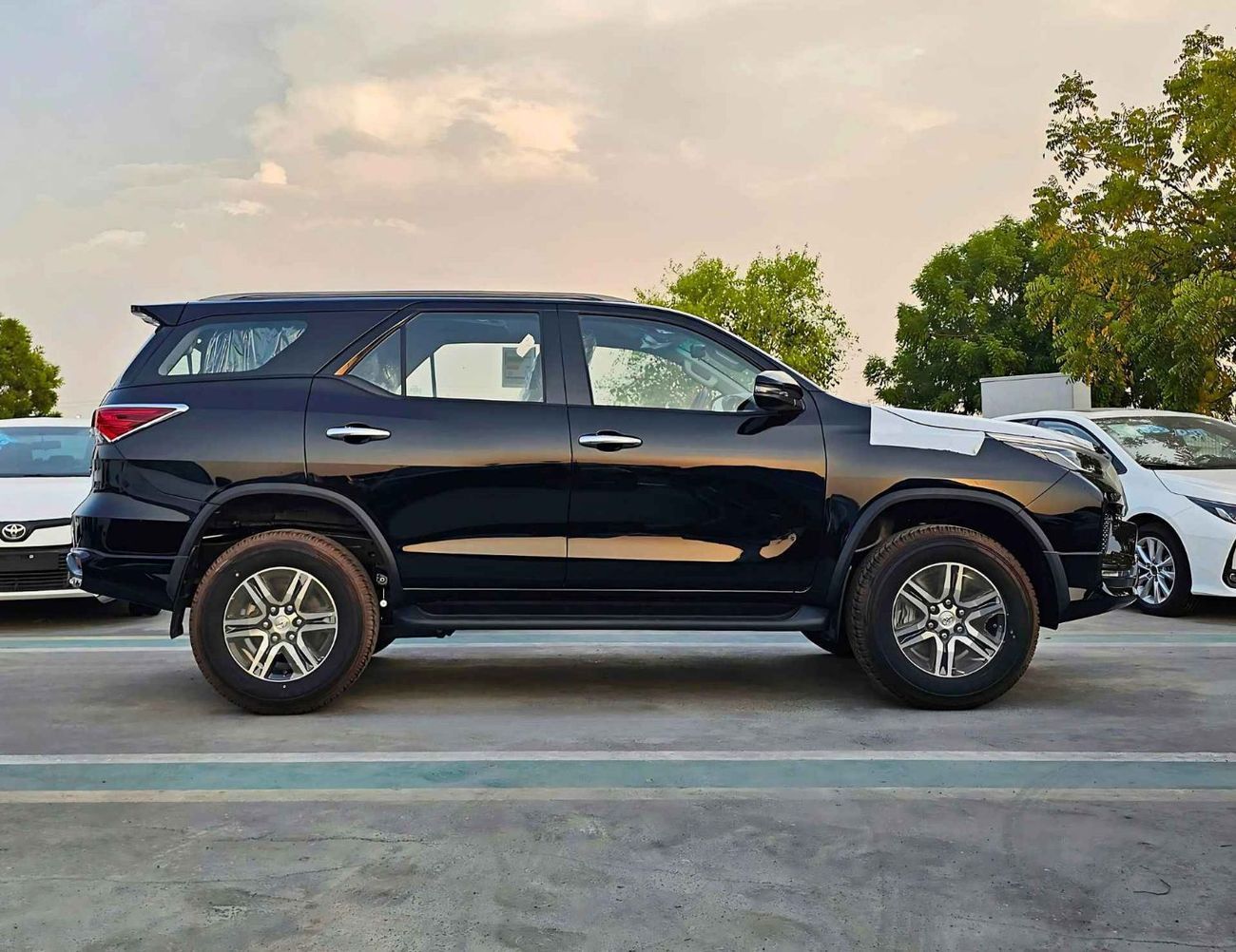 تويوتا فورتونر SR5/AUTO AC, LEATHER, POWER SEATS / 2.7L PETROL V4 4WD/CODE#FPGO