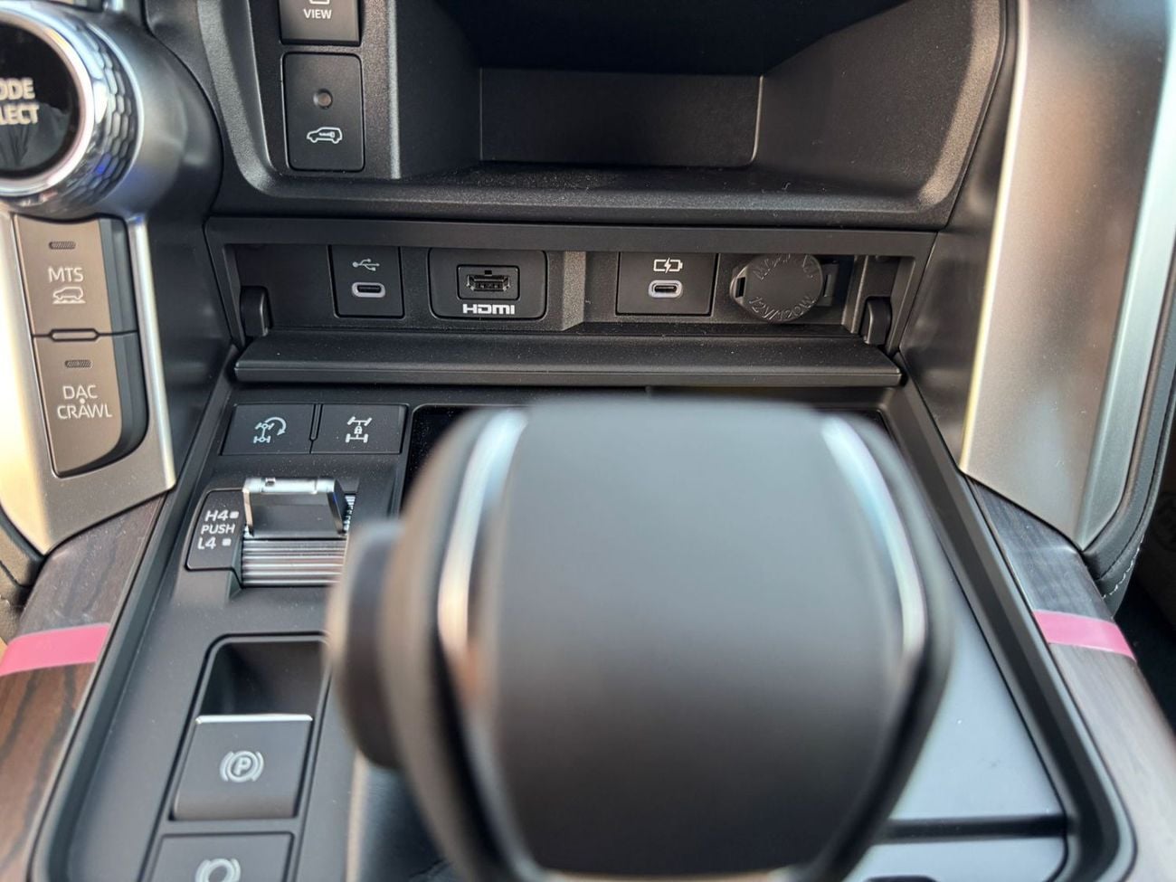 تويوتا لاند كروزر TOYOTA LC 300 VX 3.5L PTR GCC A/T F/O BLACK 2025
