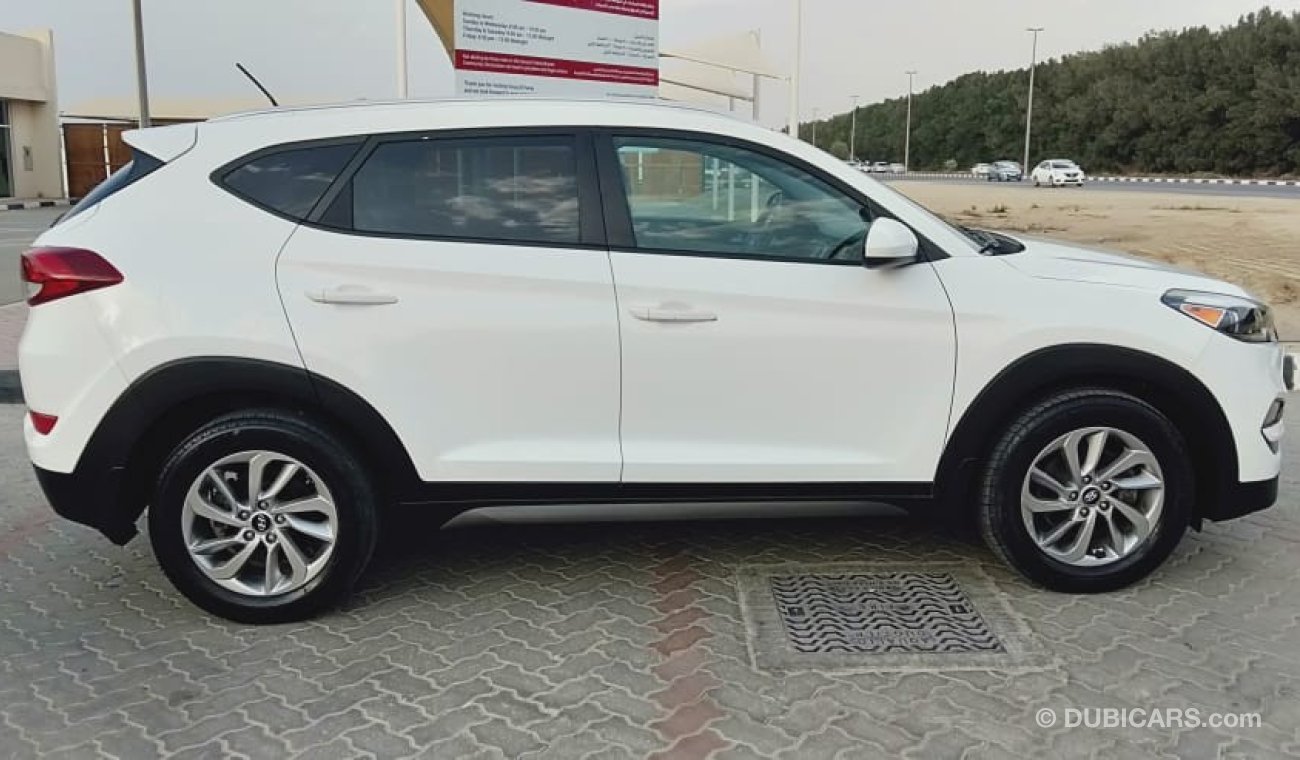 Hyundai Tucson SE - Very Clean Car