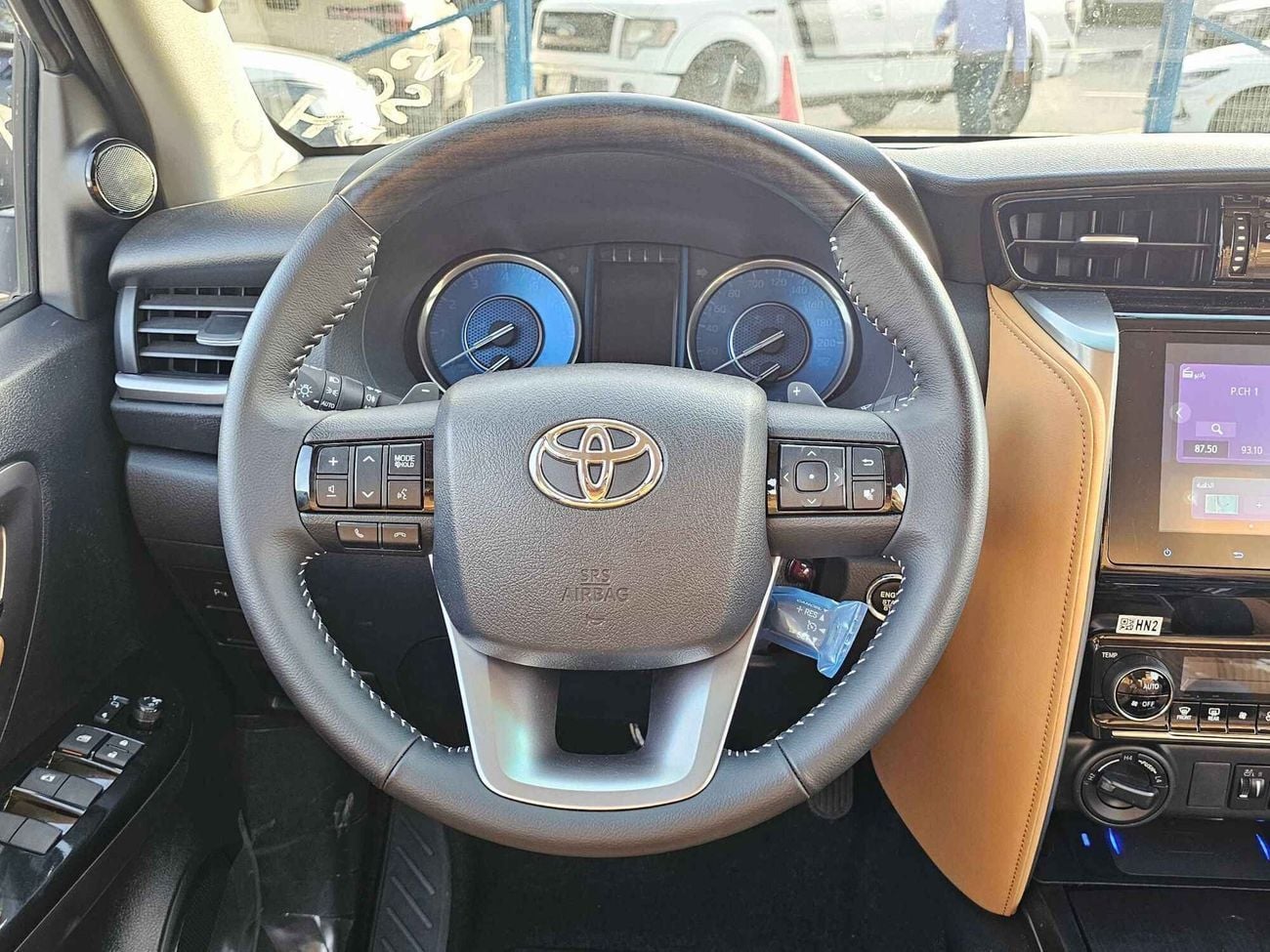 تويوتا فورتونر 4.0L V6 PETROL / 8 SCREEN + CAMERA / REMOTE KEY / REAR A/C (CODE # FP40VXB)