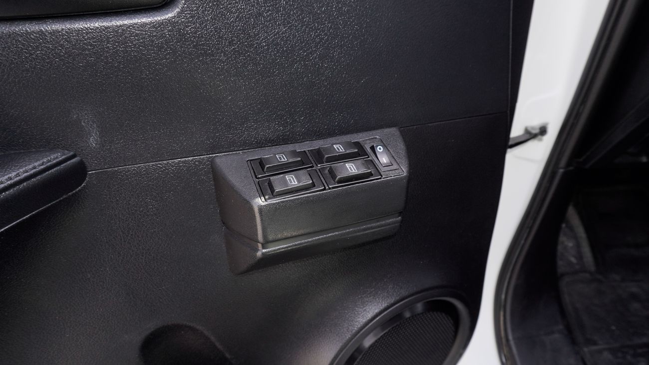 تويوتا هيلوكس GL with 2024 body Kit