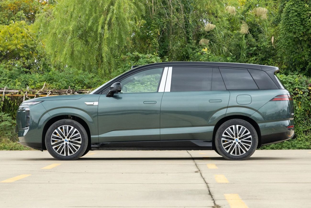 Denza N8L 2.0T three-motor hybrid