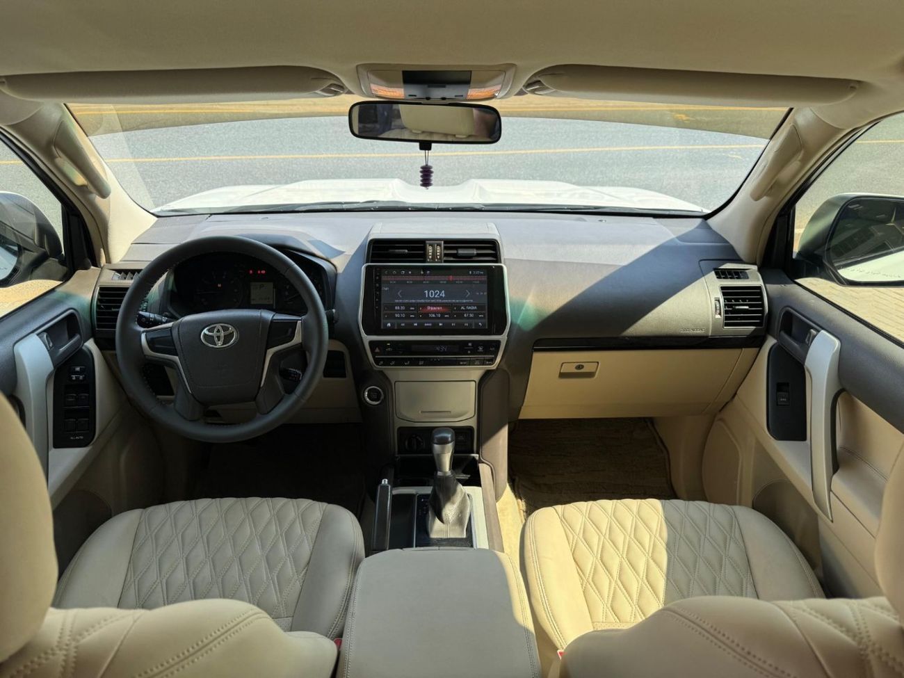 تويوتا برادو Std 4.0L V6 4.0L / GCC / 4X4 / BIG SCREEN / FRIDGE / 7 SEATER / IN PERFECT CONDITION