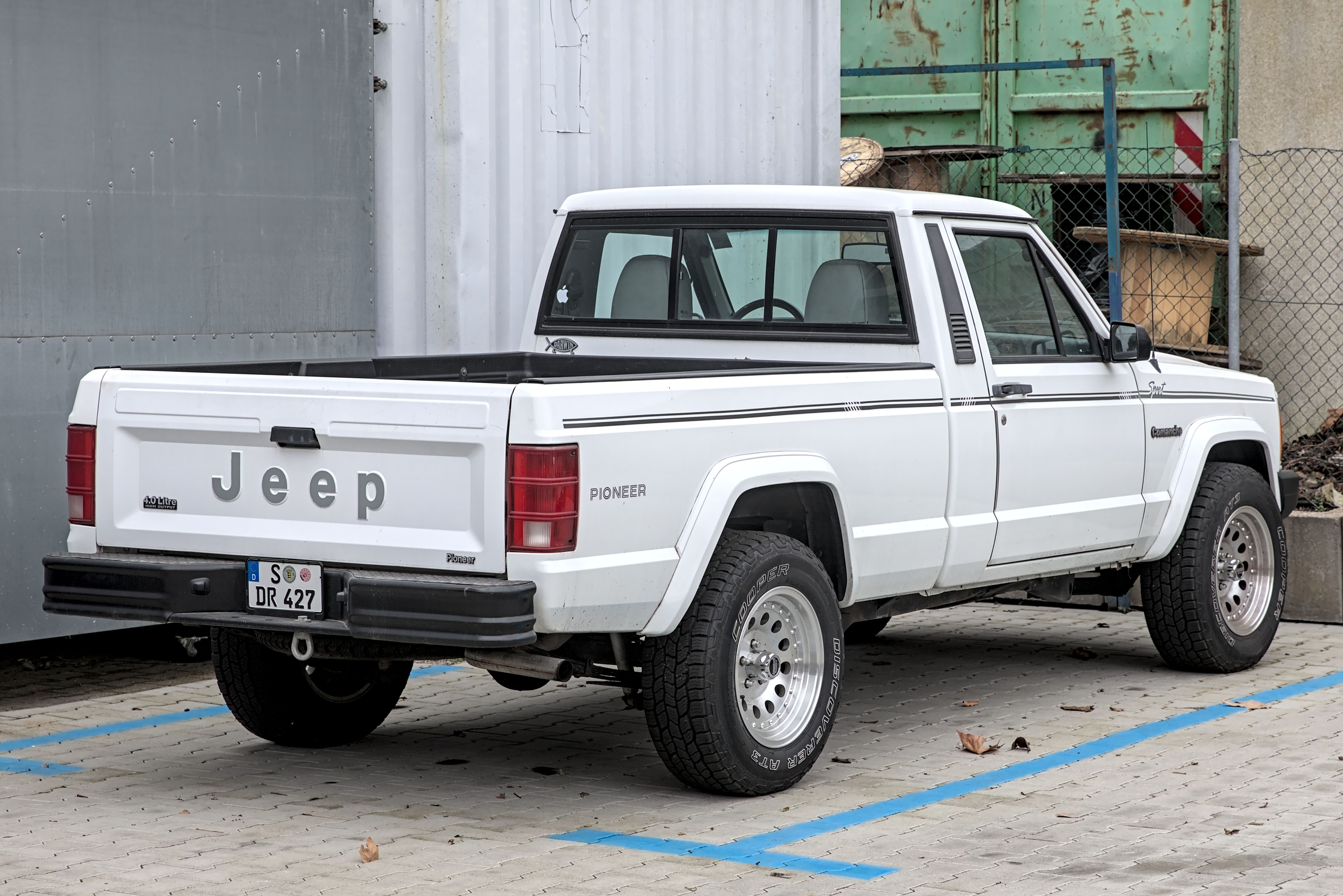 Jeep Comanche exterior - Rear Left Angled