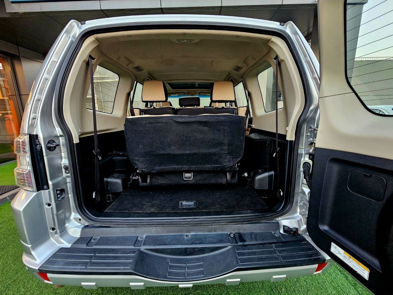 Mitsubishi Pajero GLS / SUNROOF/ LEATHER / ORIGINAL PAINT/ LOW MILEAGE / SINGLE OWNER