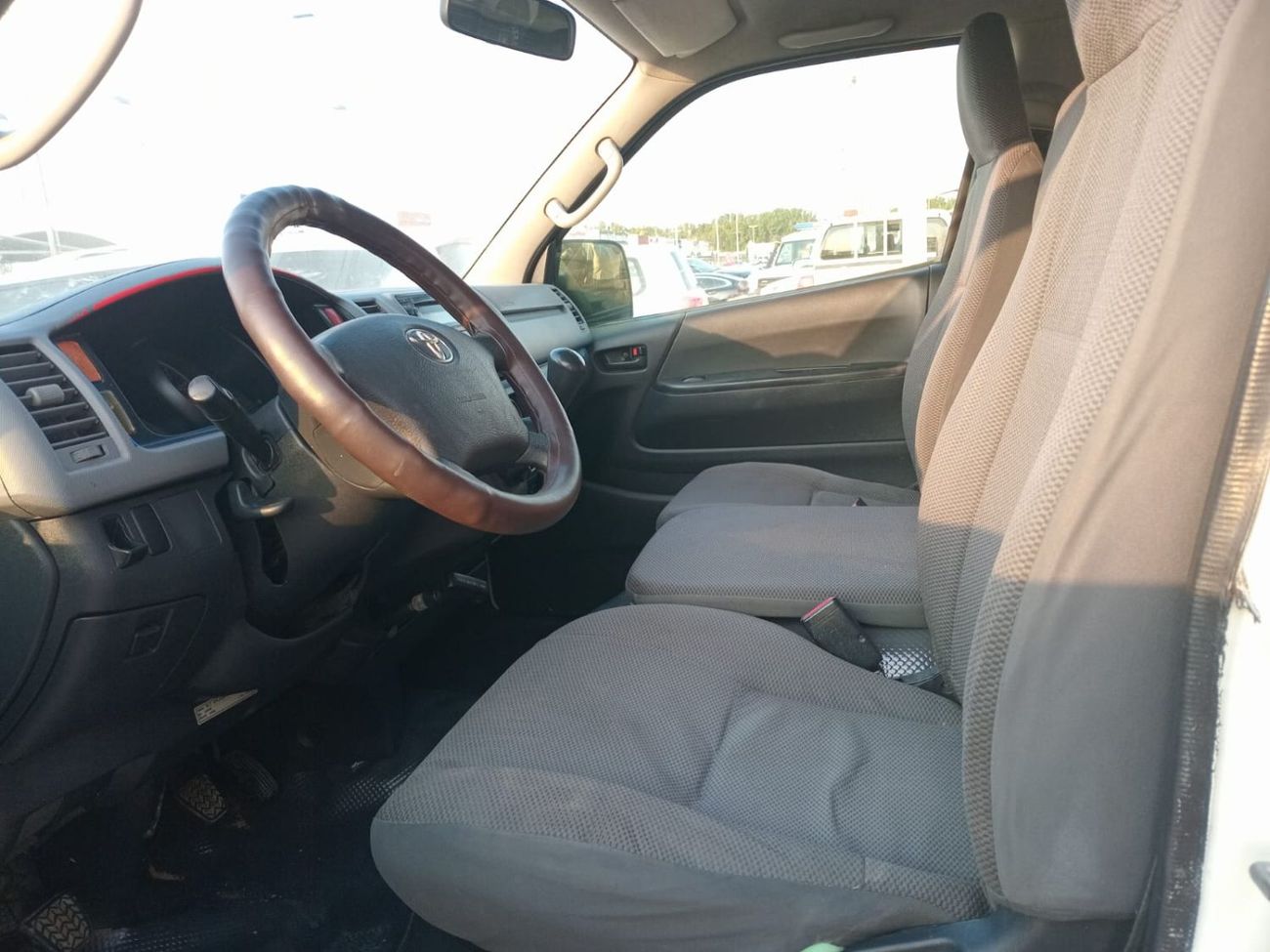 تويوتا هاياس 2.5L DIESEL 13 SEATER MANUAL TRANSMISSION