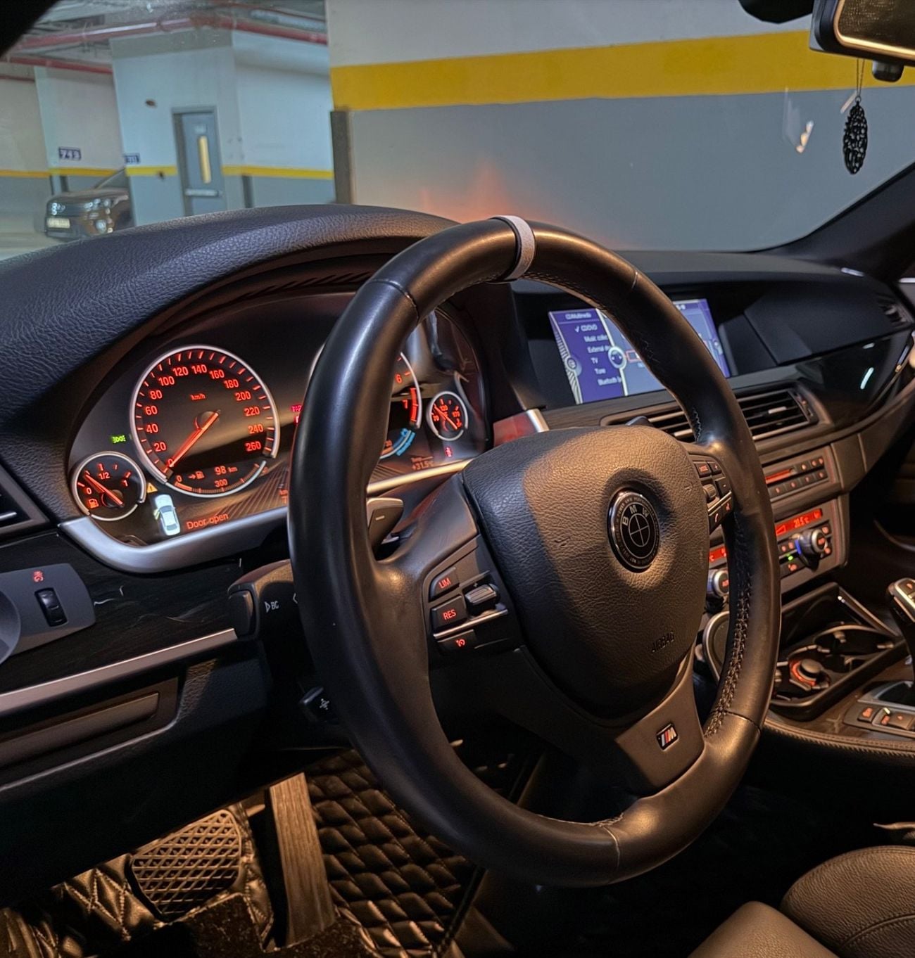 بي أم دبليو M550i Original paint .. V8 .. Low Milegea .. Perfect Condition