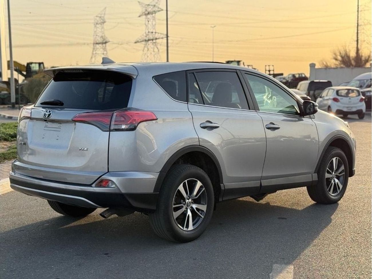 تويوتا راف ٤ XLE sunroof, leather seats  Full Option