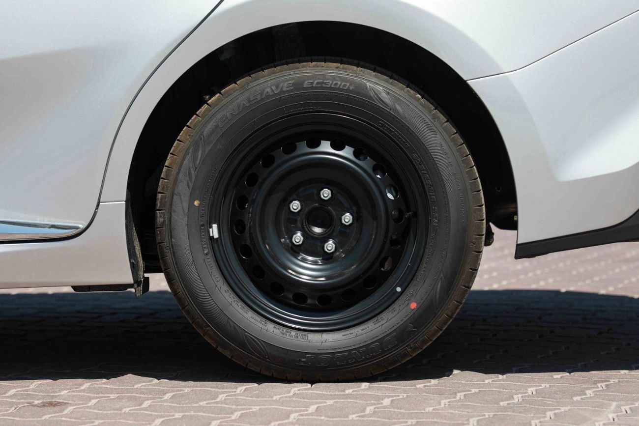 تويوتا كامري 2025 TOYOTA CAMRY LE 2.5 Hybrid - SILVER METALLIC inside BEIGE | Export Only