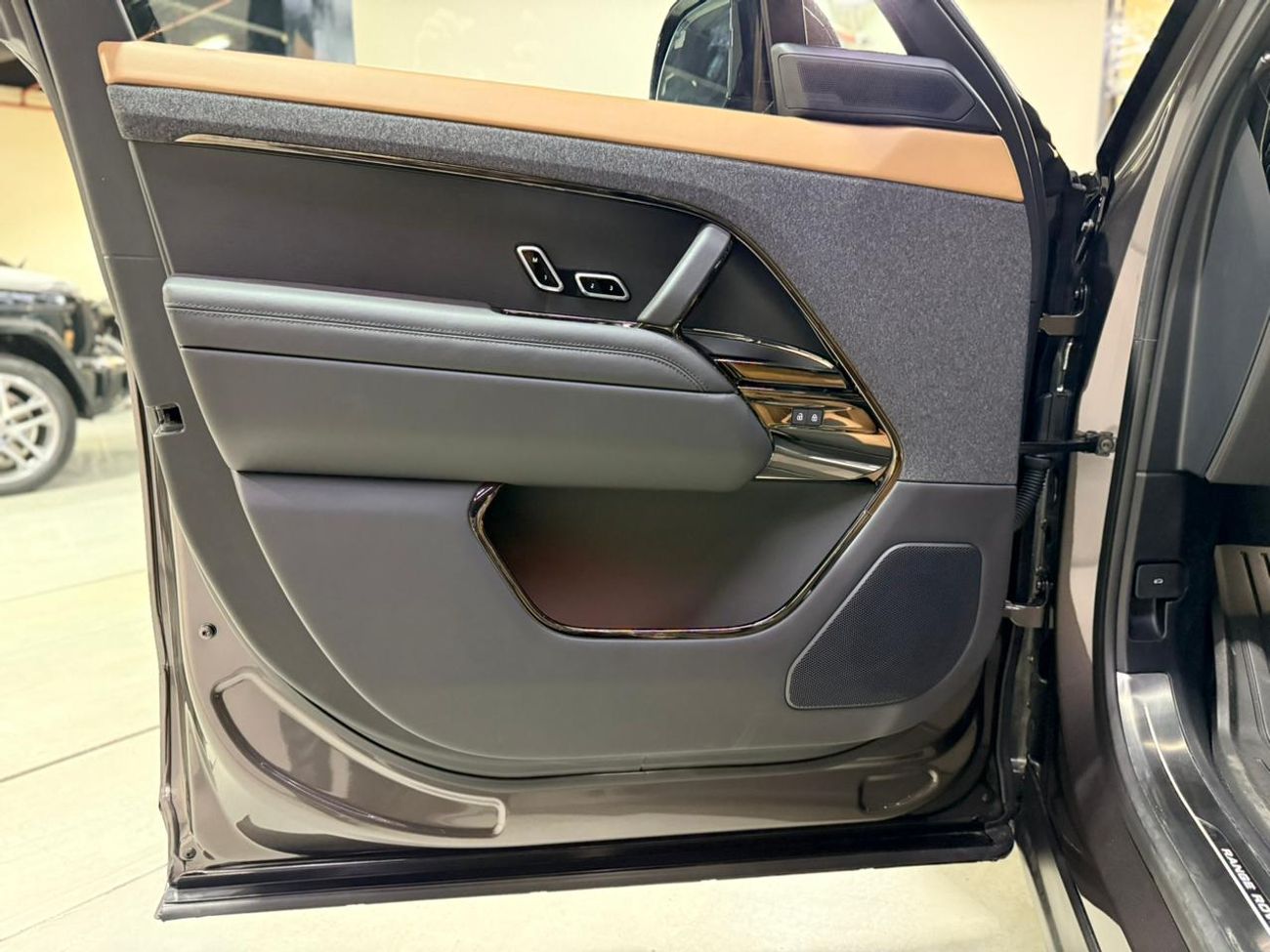 لاند روفر رينج روفر سبورت P400 2025