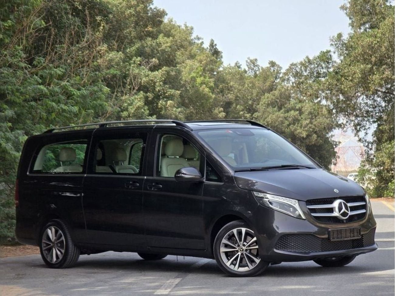 Mercedes-Benz V 250 Std 2.1L MERCEDES V-250 2022 GCC FULL OPTION // ACCIDENT FREE // PERFECT CONDITION