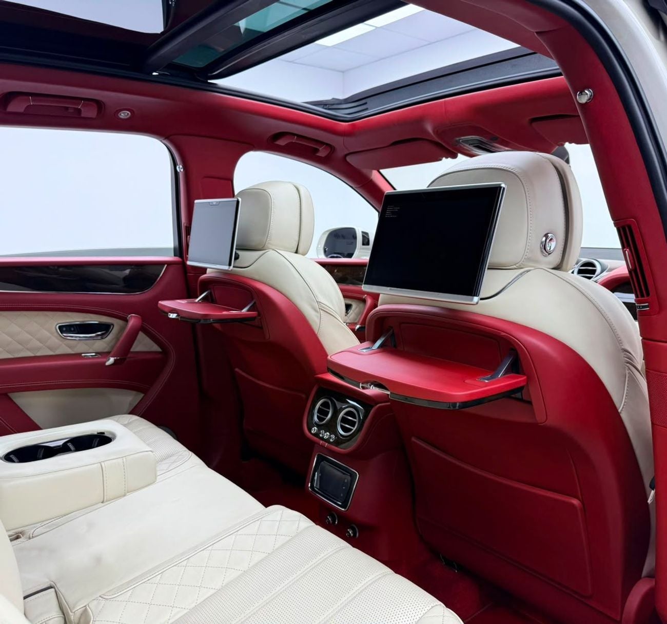 بنتلي بينتايجا FIRST EDITION 2017 Bentley Bentayga, Full Bentley Service History, Fully Loaded, Excellent Condition, GCC