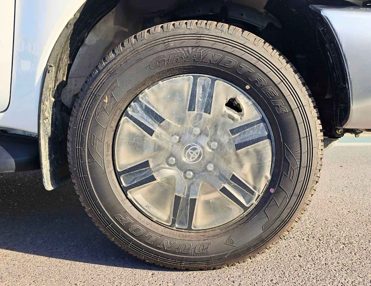 تويوتا هيلوكس SR5 / 2.7L PETROL /  DVD CAMERA / AUTO A/C / 4WD (CODE # SR5)