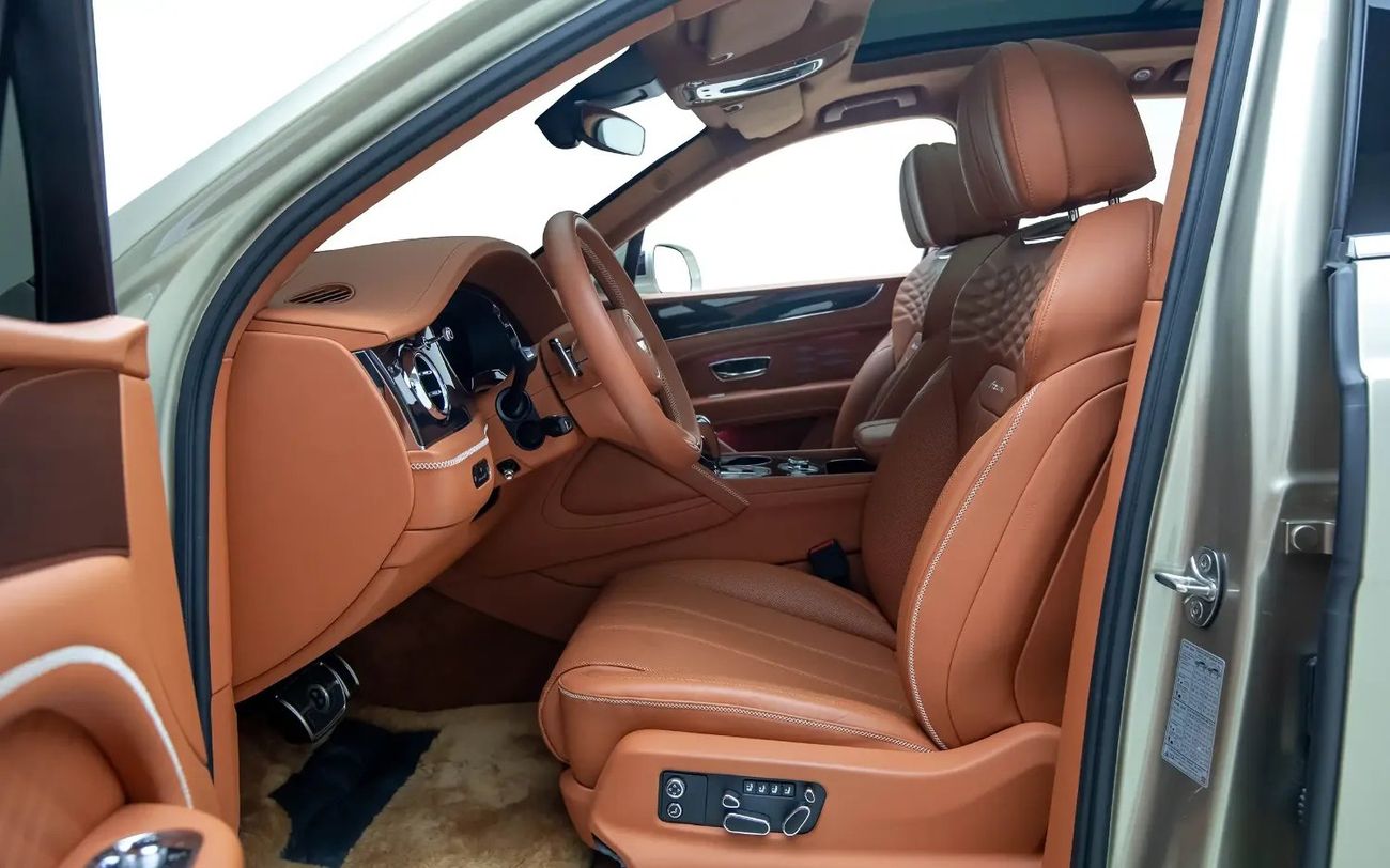 Bentley Bentayga Azure 4.0T - GCC Spec - With Warranty and Service contract ( Al Habtoor )