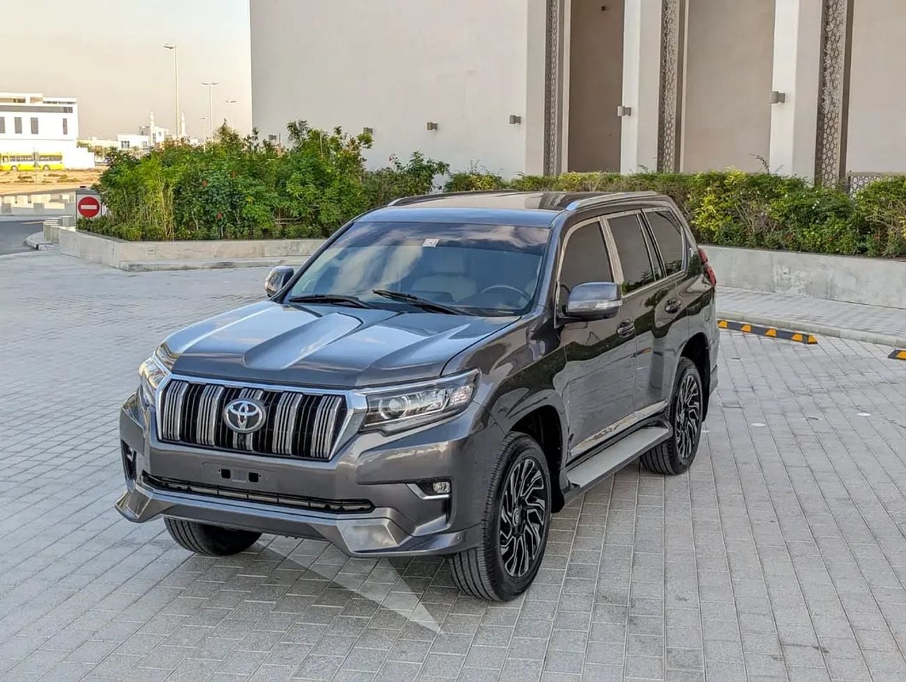 Toyota Prado TX-L FACELIFTED WITH INTERIOR AND EXTERIOR V4 2.7L GCC IN EXCELLENT CONDITION