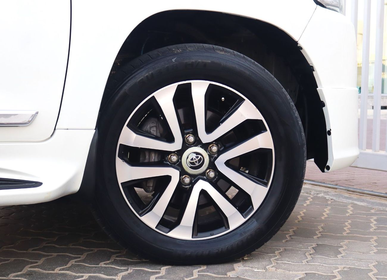 Toyota Land Cruiser VXR 5.7L 4WD