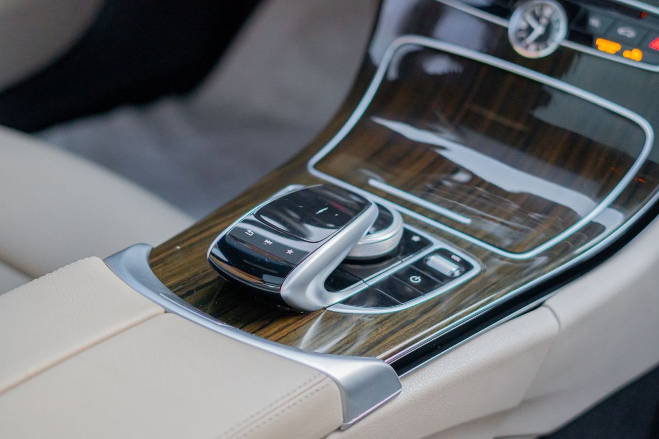 Mercedes-Benz C 300 Std 2.0L (258 HP)