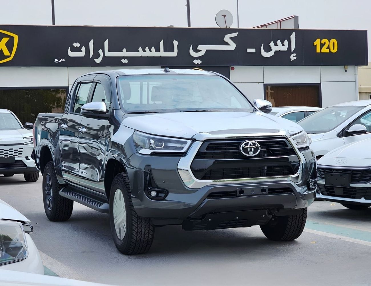 Toyota Hilux SR5 STD 4.0L PETROL SR5 STD || 4.0L PETROL 4WD | WOOD INTERIOR W VISOR | BLIND SPOT | DIFFLOCK | DVD+CAMERA (CODE # H6B)