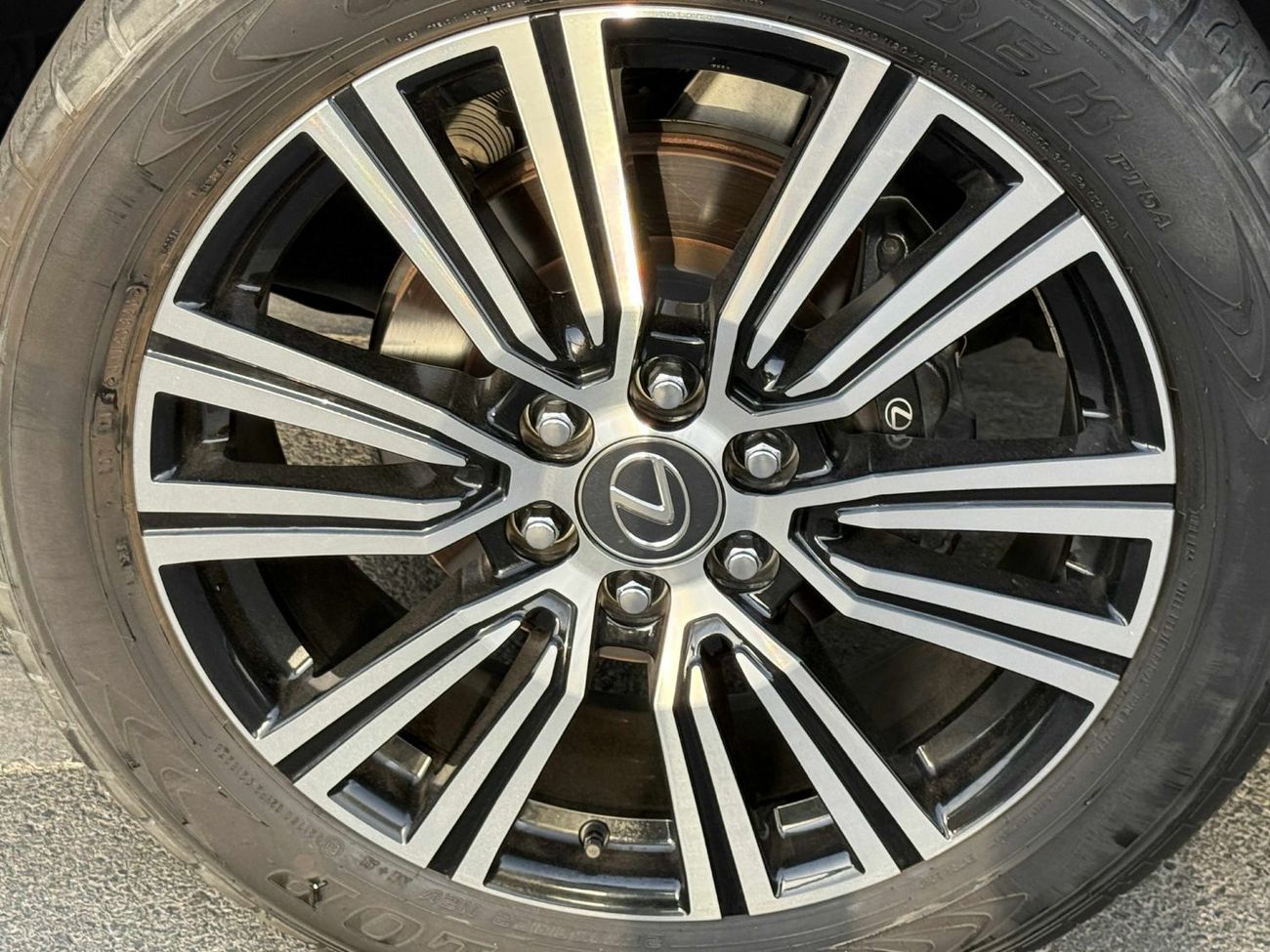 Lexus LX 600 Signature 3.5L ( CYL) GCC SPEC UNDER WARRANTY